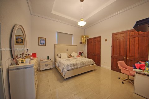 House in Miami, Florida 4 bedrooms, 304.81 sq.m. № 2069558 - photo 22