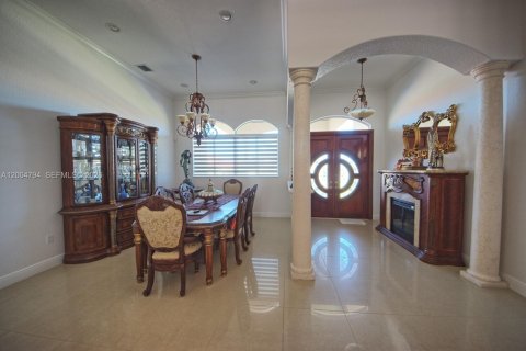 House in Miami, Florida 4 bedrooms, 304.81 sq.m. № 2069558 - photo 10