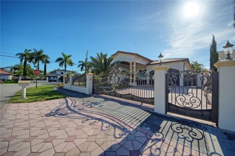 House in Miami, Florida 4 bedrooms, 304.81 sq.m. № 2069558 - photo 5