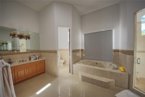 House in Miami, Florida 4 bedrooms, 304.81 sq.m. № 2069558 - photo 17