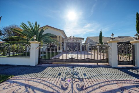 House in Miami, Florida 4 bedrooms, 304.81 sq.m. № 2069558 - photo 3