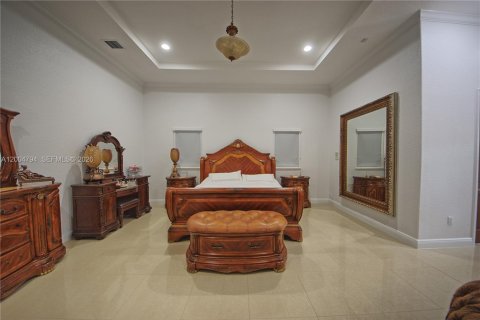 House in Miami, Florida 4 bedrooms, 304.81 sq.m. № 2069558 - photo 16