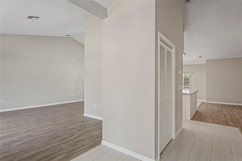 Casa en venta en Spring Hill, Florida, 3 dormitorios, 206.8 m2 № 1908360 - foto 9