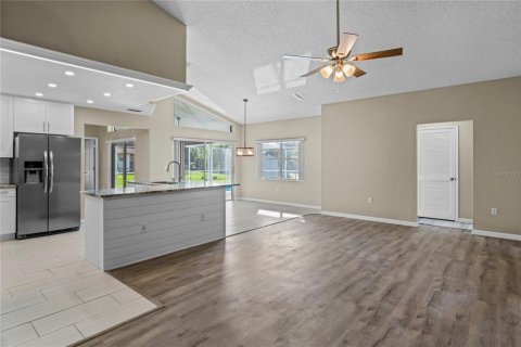 Casa en venta en Spring Hill, Florida, 3 dormitorios, 206.8 m2 № 1908360 - foto 25