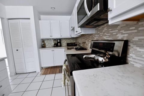 Condo in Boynton Beach, Florida, 2 bedrooms  № 2175858 - photo 5