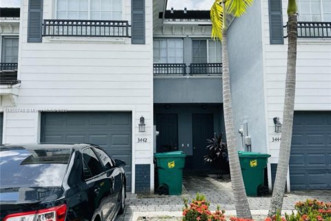 Townhouse in Lauderhill, Florida 3 bedrooms, 117.06 sq.m. № 1877969 - photo 1