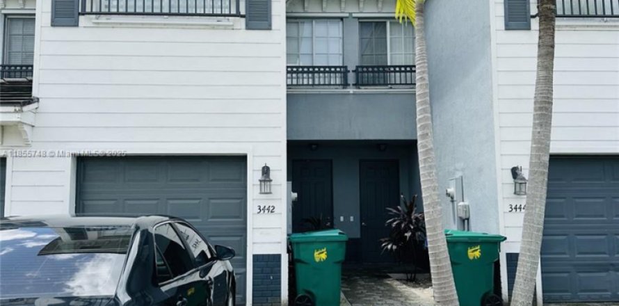 Townhouse in Lauderhill, Florida 3 bedrooms, 117.06 sq.m. № 1877969