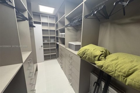 Снять в аренду кондоминиум в Бэл-Харбор, Флорида 2 спальни, 145.67м2, № 2077419 - фото 15