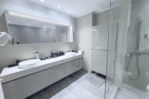 Снять в аренду кондоминиум в Бэл-Харбор, Флорида 2 спальни, 145.67м2, № 2077419 - фото 13