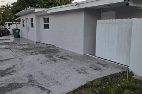 House in Miami, Florida 4 bedrooms, 125.7 sq.m. № 2022030