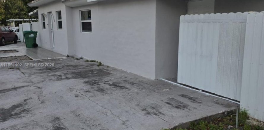 House in Miami, Florida 4 bedrooms, 125.7 sq.m. № 2022030