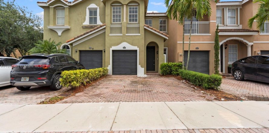Townhouse in Homestead, Florida 3 bedrooms, 160.91 sq.m. № 1892136