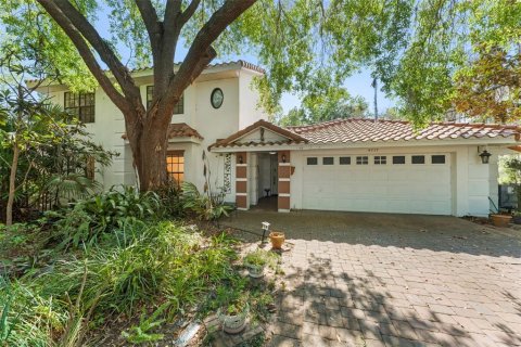 House in Orlando, Florida 6 bedrooms, 265.24 sq.m. № 2121274