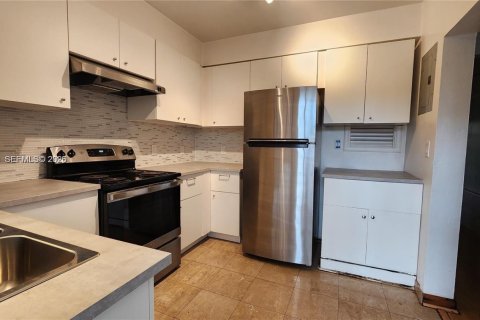 Condominio en alquiler en Bal Harbour, Florida, 1 dormitorio, 71.26 m2 № 2077469 - foto 2