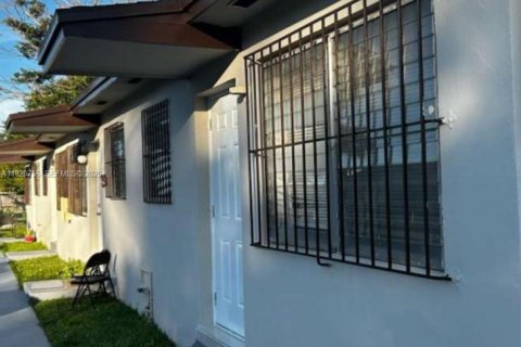 Снять в аренду квартиру в Майами, Флорида 1 спальня, 55.74м2, № 1988600 - фото 1