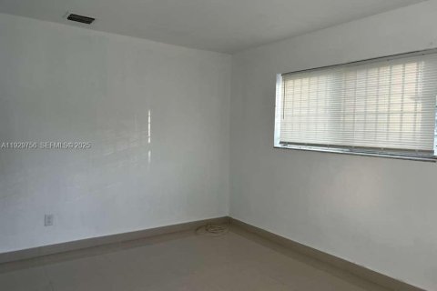 Снять в аренду квартиру в Майами, Флорида 1 спальня, 55.74м2, № 1988600 - фото 2