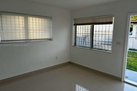 Снять в аренду квартиру в Майами, Флорида 1 спальня, 55.74м2, № 1988600 - фото 3