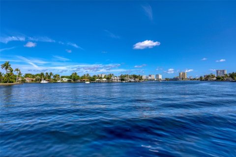 Купить виллу или дом в Помпано-Бич, Флорида 8 спален, 581.1м2, № 952121 - фото 1