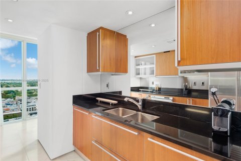 Condo in Miami Beach, Florida, 2 bedrooms  № 2022970 - photo 25