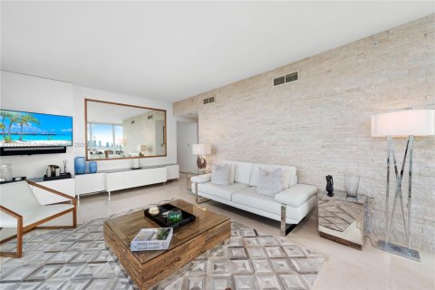 Condo in Miami Beach, Florida, 2 bedrooms  № 2022970 - photo 19