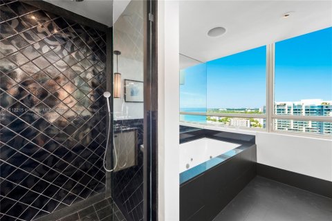 Condo in Miami Beach, Florida, 2 bedrooms  № 2022970 - photo 17
