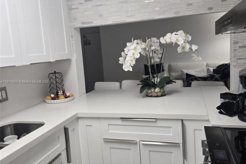 Condo in Davie, Florida, 2 bedrooms  № 1923580 - photo 12