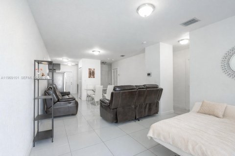 Villa ou maison à vendre à Miami, Floride: 3 chambres, 103.4 m2 № 2030153 - photo 11