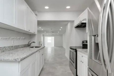 Villa ou maison à vendre à Miami, Floride: 4 chambres, 161.46 m2 № 2296075 - photo 4