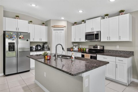 House in Wesley Chapel, Florida 4 bedrooms, 180.14 sq.m. № 1916135 - photo 2