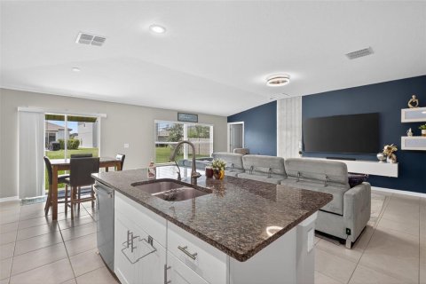 House in Wesley Chapel, Florida 4 bedrooms, 180.14 sq.m. № 1916135 - photo 12