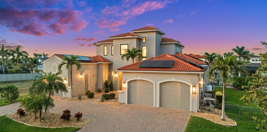 House in Cape Coral, Florida 5 bedrooms, 329.43 sq.m. № 1556355