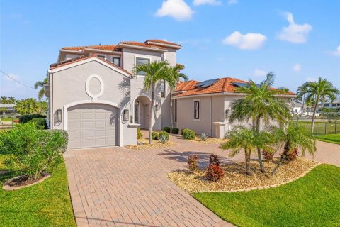 House in Cape Coral, Florida 5 bedrooms, 329.43 sq.m. № 1556355 - photo 8