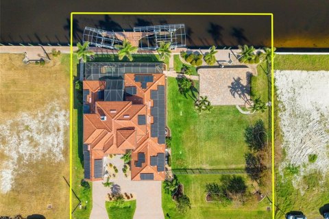 House in Cape Coral, Florida 5 bedrooms, 329.43 sq.m. № 1556355 - photo 6