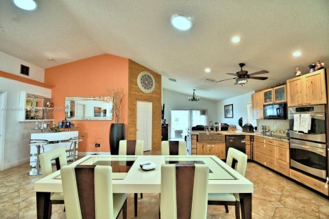 House in Davenport, Florida 4 bedrooms, 152.55 sq.m. № 1715626 - photo 13