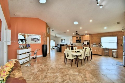 House in Davenport, Florida 4 bedrooms, 152.55 sq.m. № 1715626 - photo 8