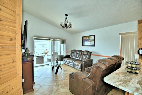 House in Davenport, Florida 4 bedrooms, 152.55 sq.m. № 1715626 - photo 10