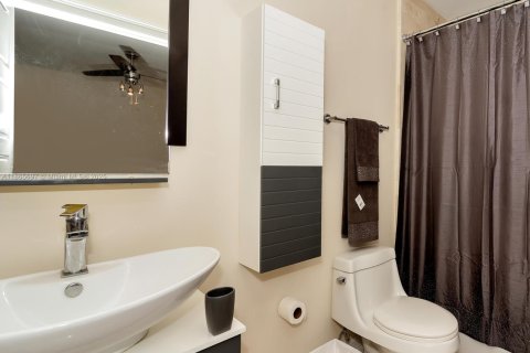 Снять в аренду виллу или дом в Холливуд, Флорида 2 спальни, 191.84м2, № 1977607 - фото 10