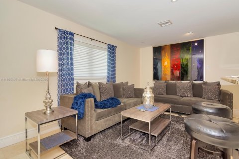 Снять в аренду виллу или дом в Холливуд, Флорида 2 спальни, 191.84м2, № 1977607 - фото 1
