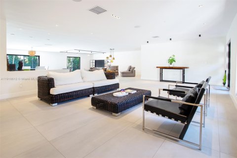 Villa ou maison à vendre à Miami, Floride: 4 chambres, 395.95 m2 № 1973926 - photo 16