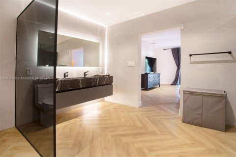 Villa ou maison à vendre à Miami, Floride: 4 chambres, 395.95 m2 № 1973926 - photo 22