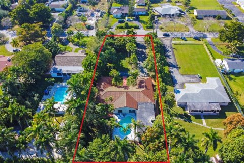 Villa ou maison à vendre à Miami, Floride: 4 chambres, 395.95 m2 № 1973926 - photo 10