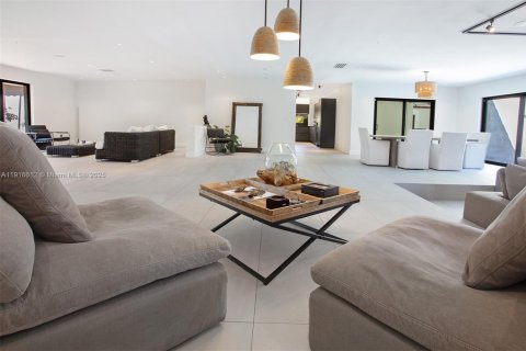 Villa ou maison à vendre à Miami, Floride: 4 chambres, 395.95 m2 № 1973926 - photo 2