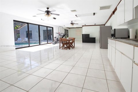 Villa ou maison à vendre à Miami, Floride: 4 chambres, 395.95 m2 № 1973926 - photo 13