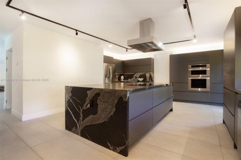 Villa ou maison à vendre à Miami, Floride: 4 chambres, 395.95 m2 № 1973926 - photo 5