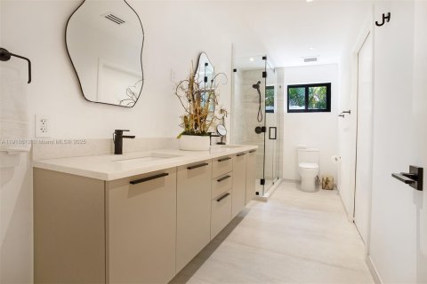 Villa ou maison à vendre à Miami, Floride: 4 chambres, 395.95 m2 № 1973926 - photo 12