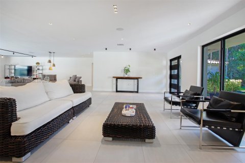 Villa ou maison à vendre à Miami, Floride: 4 chambres, 395.95 m2 № 1973926 - photo 17