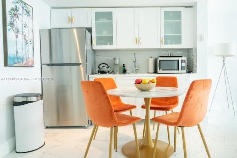 Condo in Miami Beach, Florida, 1 bedroom  № 2019340 - photo 2