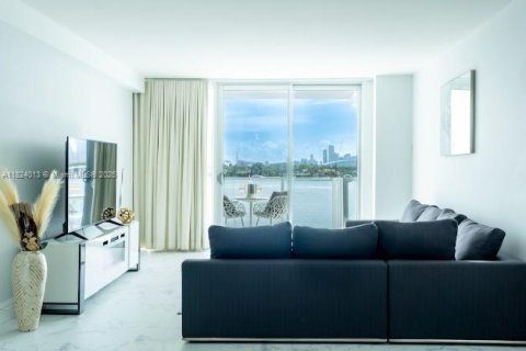 Condo in Miami Beach, Florida, 1 bedroom  № 2019340 - photo 3