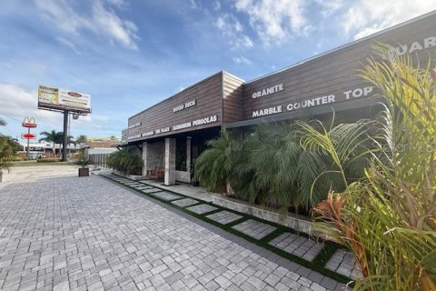 Immobilier commercial à Orlando, Floride 1328.69 m2 № 2136102