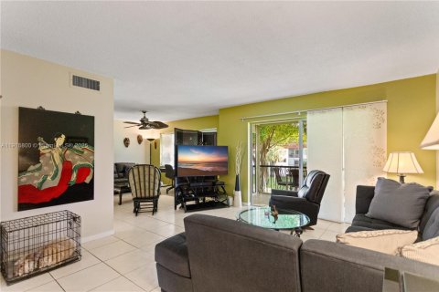 Купить кондоминиум в Пемброк-Пайнс, Флорида 2 спальни, 108.7м2, № 1970636 - фото 28